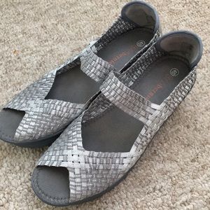 Bernie Mev. Silver Stretchy Shoes